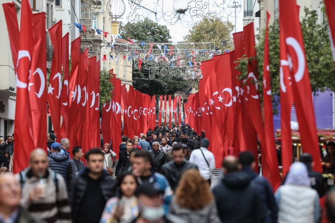 İstiklal Caddesi, Türk bayraklarıyla donatıldı 11